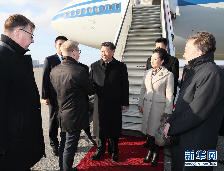 4月4日，國家主席習(xí)近平乘專機抵達(dá)赫爾辛基，開始對芬蘭共和國進行國事訪問。這是芬蘭政府代表、農(nóng)業(yè)與環(huán)境部長蒂利凱寧等在舷梯旁熱情迎接習(xí)近平和夫人彭麗媛。新華社記者 蘭紅光 攝 