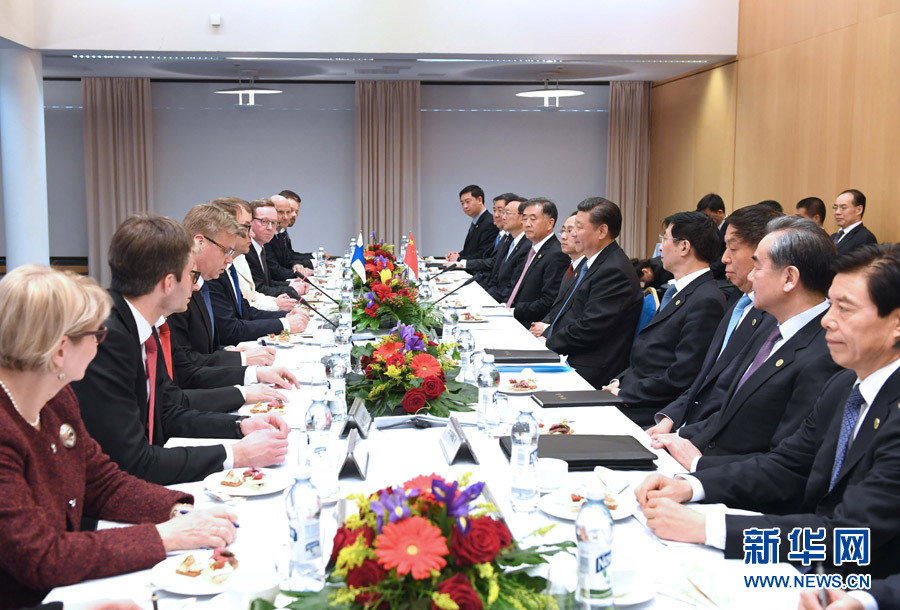 4月5日，國家主席習近平在赫爾辛基會見芬蘭總理西比萊。 新華社記者饒愛民 攝 