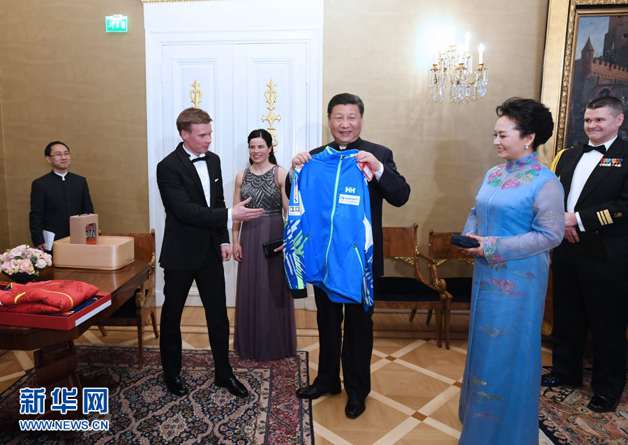 當(dāng)?shù)貢r(shí)間4月5日晚，國家主席習(xí)近平和芬蘭總統(tǒng)尼尼斯托在赫爾辛基共同會見剛剛參加完2017年世界花樣滑冰錦標(biāo)賽的中芬兩國冰雪運(yùn)動(dòng)員代表。習(xí)近平夫人彭麗媛和尼尼斯托夫人豪吉?dú)W參加會見。這是芬蘭運(yùn)動(dòng)員向習(xí)近平和夫人彭麗媛贈送運(yùn)動(dòng)衣。新華社記者 饒愛民 攝