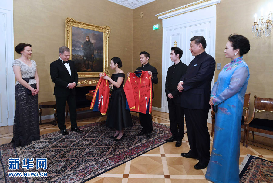 當(dāng)?shù)貢r(shí)間4月5日晚，國家主席習(xí)近平和芬蘭總統(tǒng)尼尼斯托在赫爾辛基共同會見剛剛參加完2017年世界花樣滑冰錦標(biāo)賽的中芬兩國冰雪運(yùn)動(dòng)員代表。習(xí)近平夫人彭麗媛和尼尼斯托夫人豪吉?dú)W參加會見。這是中國運(yùn)動(dòng)員向尼尼斯托和夫人豪吉?dú)W贈送運(yùn)動(dòng)衣。新華社記者 饒愛民 攝