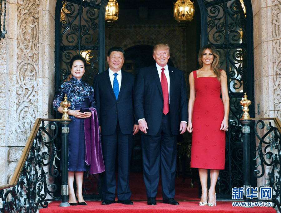 當(dāng)?shù)貢r間4月6日，國家主席習(xí)近平在美國佛羅里達(dá)州海湖莊園同美國總統(tǒng)特朗普舉行中美元首會晤。這是習(xí)近平和夫人彭麗媛同特朗普和夫人梅拉尼婭合影留念。新華社記者 饒愛民 攝 