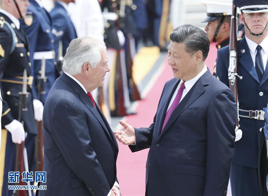 4月6日，國家主席習(xí)近平乘專機抵達(dá)美國佛羅里達(dá)州，將在海湖莊園同美國總統(tǒng)特朗普舉行中美元首會晤。習(xí)近平和夫人彭麗媛受到美國國務(wù)卿蒂勒森夫婦等熱情迎接。新華社記者 丁林 攝 