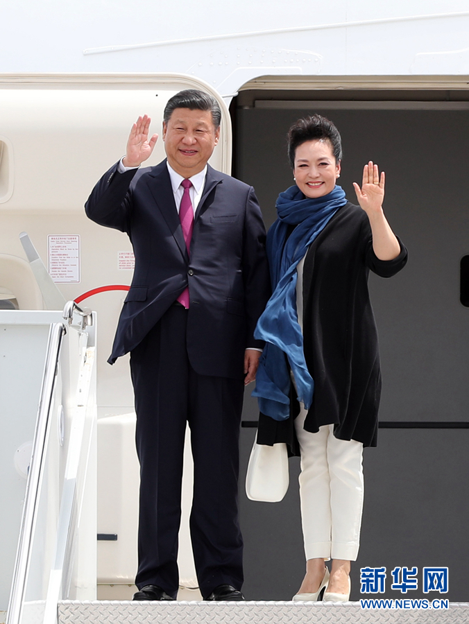 4月6日，國家主席習(xí)近平乘專機抵達(dá)美國佛羅里達(dá)州，將在海湖莊園同美國總統(tǒng)特朗普舉行中美元首會晤。這是習(xí)近平和夫人彭麗媛步出機艙。新華社記者 劉衛(wèi)兵 攝 