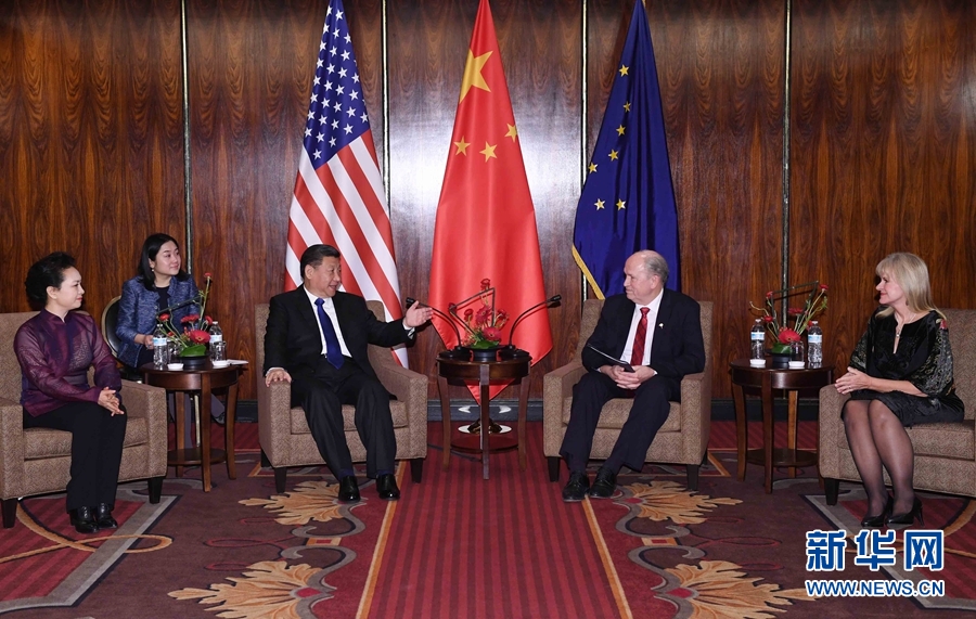 當(dāng)?shù)貢r(shí)間4月7日，國(guó)家主席習(xí)近平在美國(guó)阿拉斯加州安克雷奇會(huì)見阿拉斯加州州長(zhǎng)沃克。 新華社記者 饒愛民 攝 