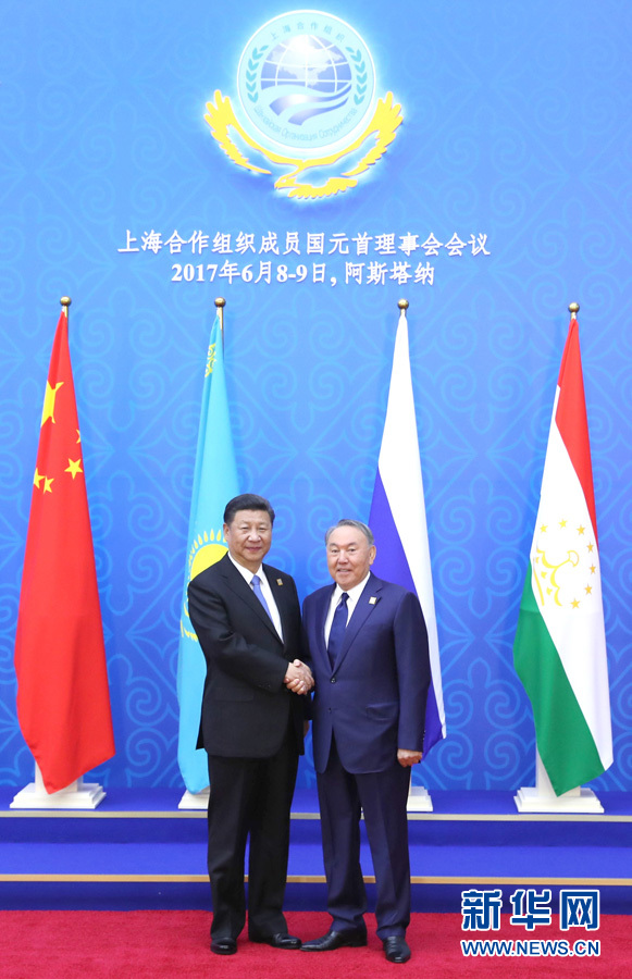 6月9日，國(guó)家主席習(xí)近平在哈薩克斯坦首都阿斯塔納出席上海合作組織成員國(guó)元首理事會(huì)第十七次會(huì)議并發(fā)表重要講話。這是習(xí)近平出席會(huì)議時(shí)，受到哈薩克斯坦總統(tǒng)納扎爾巴耶夫的熱情迎接。新華社記者 馬占成 攝
