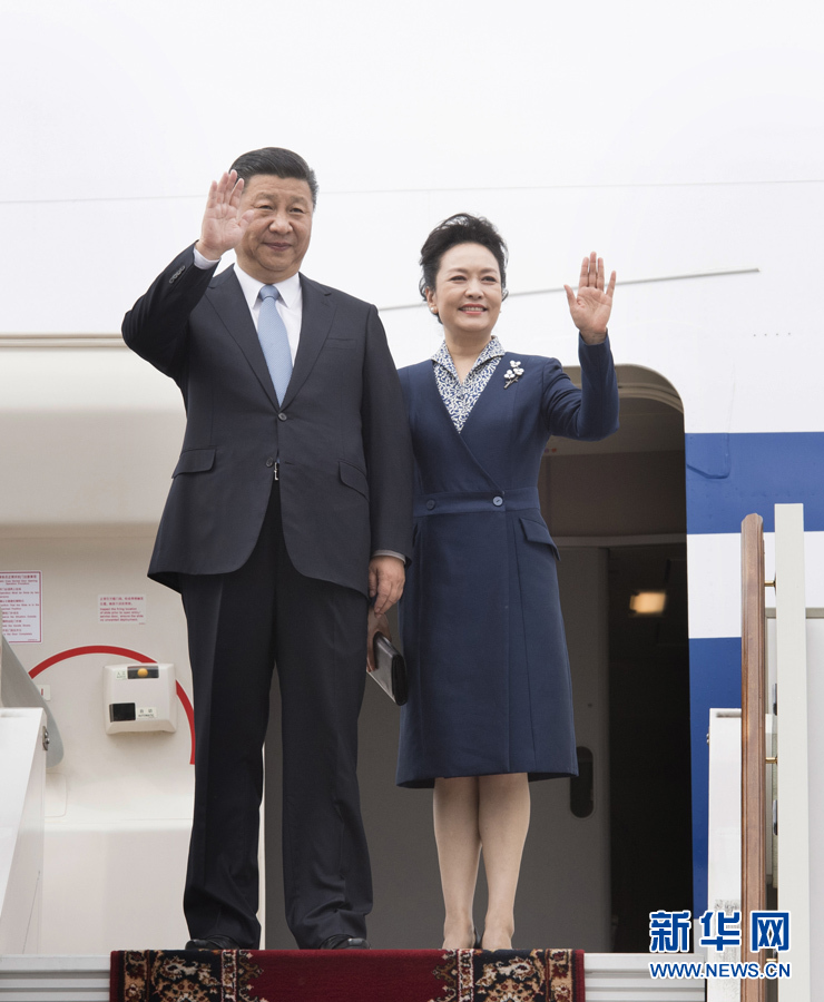 7月3日，國(guó)家主席習(xí)近平乘專(zhuān)機(jī)抵達(dá)莫斯科，開(kāi)始對(duì)俄羅斯聯(lián)邦進(jìn)行國(guó)事訪問(wèn)。這是習(xí)近平和夫人彭麗媛步出艙門(mén)。 新華社記者 李學(xué)仁 攝