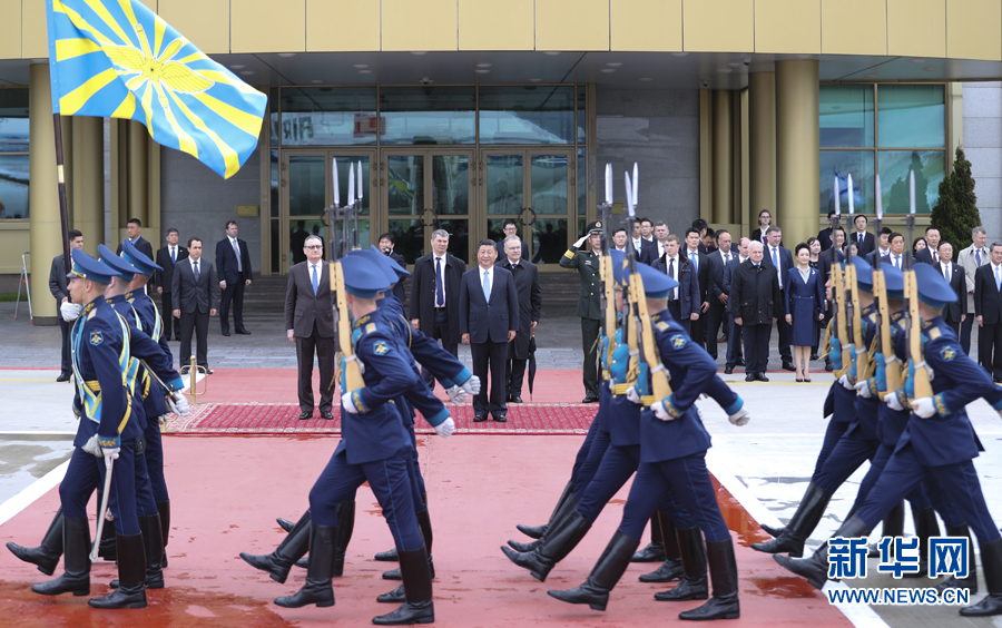 7月3日，國(guó)家主席習(xí)近平乘專(zhuān)機(jī)抵達(dá)莫斯科，開(kāi)始對(duì)俄羅斯聯(lián)邦進(jìn)行國(guó)事訪問(wèn)。這是習(xí)近平出席機(jī)場(chǎng)歡迎儀式。 新華社記者 謝環(huán)馳 攝