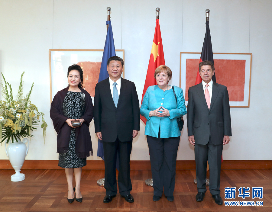 當(dāng)?shù)貢r間7月4日晚，剛剛抵達(dá)柏林的國家主席習(xí)近平在利伯曼故居同德國總理默克爾舉行會見。這是習(xí)近平和夫人彭麗媛抵達(dá)位于柏林市中心勃蘭登堡門附近的利伯曼故居時，受到默克爾和丈夫紹爾熱情迎接。新華社記者 馬占成 攝