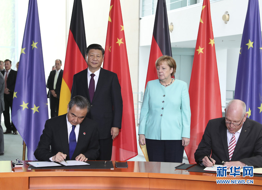 7月5日，國家主席習(xí)近平在柏林同德國總理默克爾舉行會(huì)談。會(huì)談后，兩國領(lǐng)導(dǎo)人共同見證了航天、智能制造、工業(yè)互聯(lián)網(wǎng)、數(shù)字化、第三方市場、大熊貓合作研究等領(lǐng)域多項(xiàng)雙邊合作文件的簽署。新華社記者馬占成攝