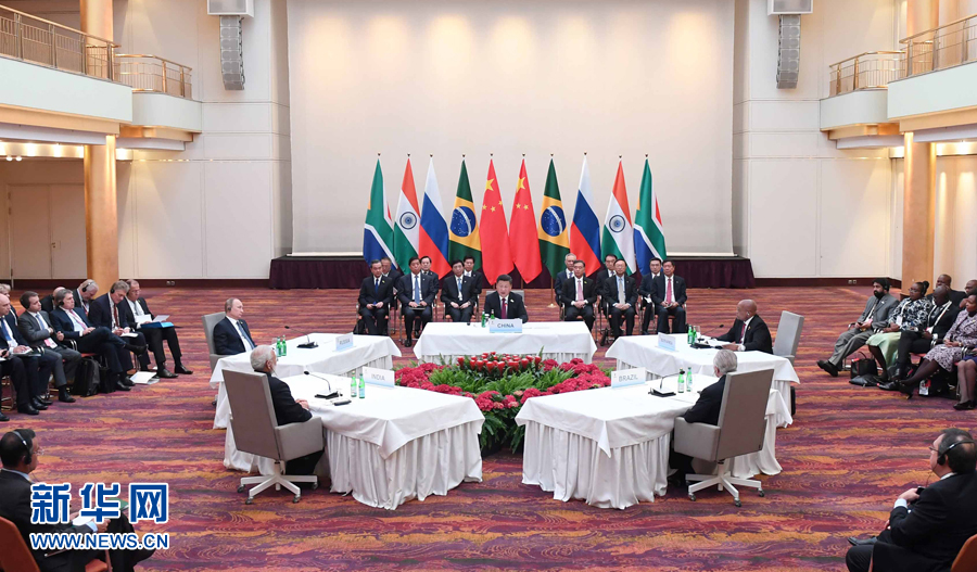 7月7日，國(guó)家主席習(xí)近平在德國(guó)漢堡主持金磚國(guó)家領(lǐng)導(dǎo)人非正式會(huì)晤，發(fā)表引導(dǎo)性講話和總結(jié)講話。南非總統(tǒng)祖馬、巴西總統(tǒng)特梅爾、俄羅斯總統(tǒng)普京、印度總理莫迪出席。新華社記者 張鐸 攝
