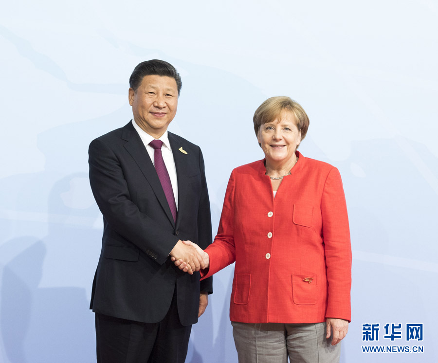 7月7日，二十國集團(tuán)領(lǐng)導(dǎo)人第十二次峰會在德國漢堡舉行。國家主席習(xí)近平出席并發(fā)表題為《堅(jiān)持開放包容　推動聯(lián)動增長》的重要講話。這是峰會開始前，習(xí)近平受到德國總理默克爾迎接。新華社記者 李學(xué)仁 攝 
