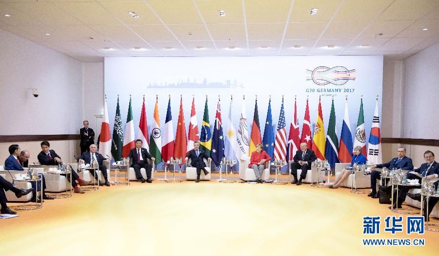 7月7日，二十國集團(tuán)領(lǐng)導(dǎo)人第十二次峰會在德國漢堡舉行。國家主席習(xí)近平出席并發(fā)表題為《堅(jiān)持開放包容　推動聯(lián)動增長》的重要講話。這是峰會前，習(xí)近平出席二十國集團(tuán)峰會領(lǐng)導(dǎo)人座談會。新華社記者 李學(xué)仁 攝 