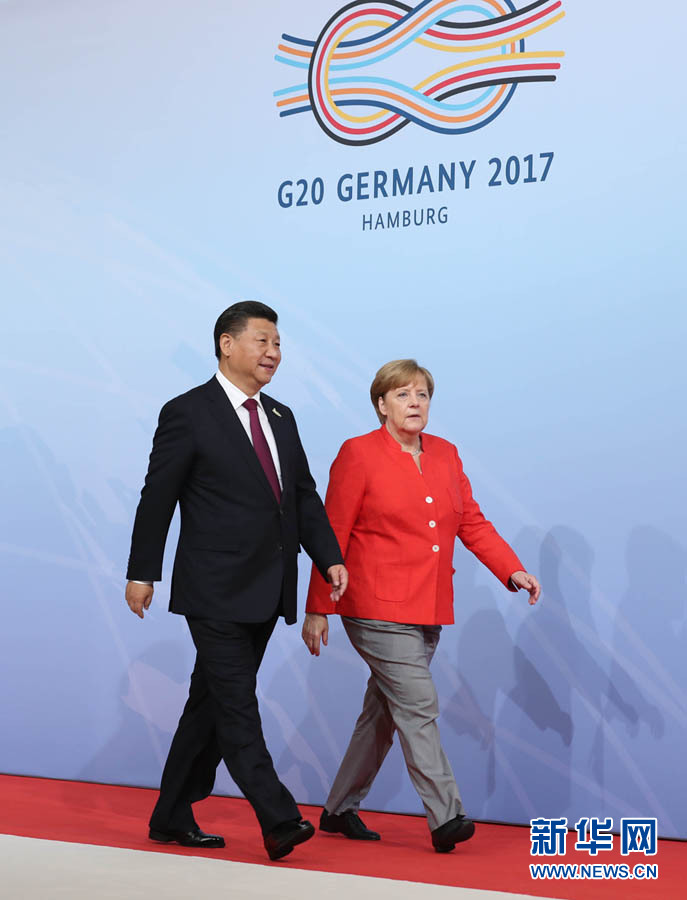 7月7日，二十國集團領(lǐng)導人第十二次峰會在德國漢堡舉行。國家主席習近平出席并發(fā)表題為《堅持開放包容　推動聯(lián)動增長》的重要講話。這是峰會開始前，習近平受到德國總理默克爾迎接。新華社記者 劉衛(wèi)兵 攝 