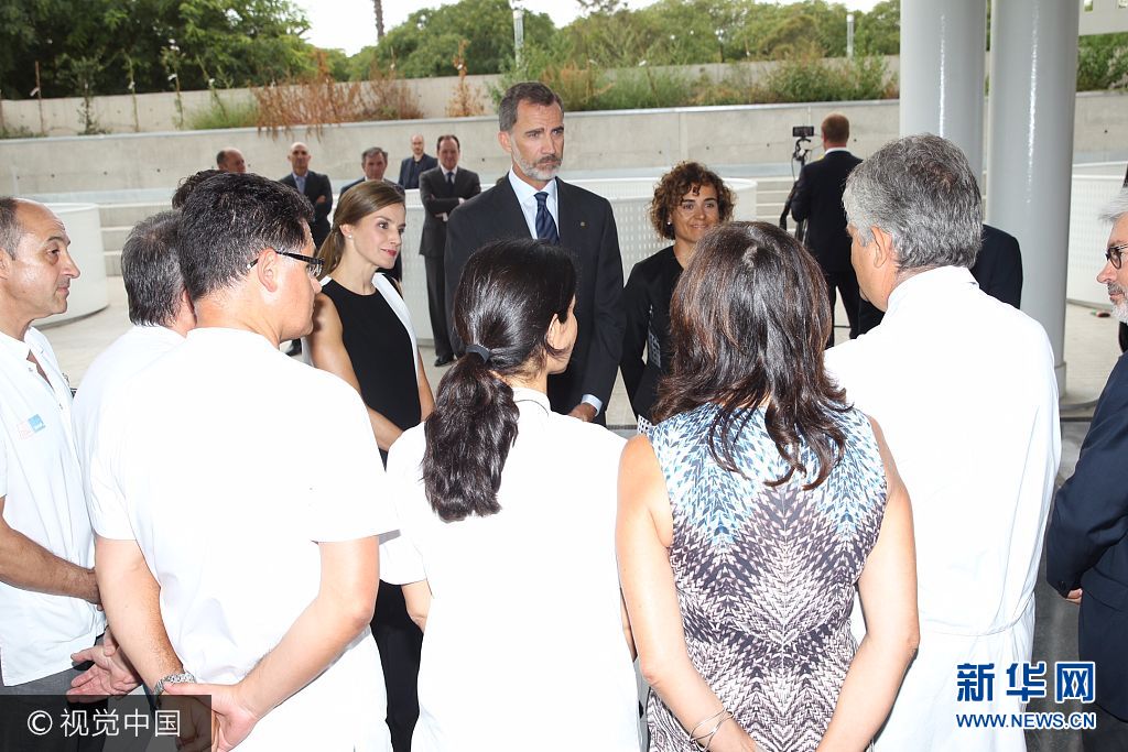 當?shù)貢r間2017年8月19日，西班牙巴塞羅那，西班牙國王菲利普六世和萊蒂齊亞王后探望巴塞羅那恐襲案傷者。***_***BARCELONA, SPAIN - AUGUST 19:  In this handout photo provided by Casa de S.M. el Rey de Espana, King Felipe VI of Spain and Queen Letizia of Spain meets with medical staff as they arrive to visit last Thursday's terrorist attack victims at the Hospital de la Santa Creu i Sant Pau on August 19, 2017 in Barcelona, Spain. Thirteen people were killed and dozens injured in the Las Ramblas area of Barcelona when a van hit crowds on August 17.  (Photo by Casa de S.M. el Rey de Espana via Getty Images)