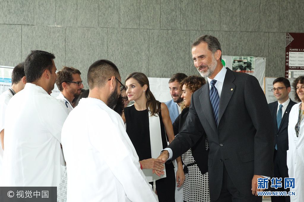 當?shù)貢r間2017年8月19日，西班牙巴塞羅那，西班牙國王菲利普六世和萊蒂齊亞王后探望巴塞羅那恐襲案傷者。***_***BARCELONA, SPAIN - AUGUST 19:  In this handout photo provided by Casa de S.M. el Rey de Espana, King Felipe VI of Spain and Queen Letizia of Spain meets with medical staff as they arrive to visit last Thursday's terrorist attack victims at the Hospital de la Santa Creu i Sant Pau on August 19, 2017 in Barcelona, Spain. Thirteen people were killed and dozens injured in the Las Ramblas area of Barcelona when a van hit crowds on August 17.  (Photo by Casa de S.M. el Rey de Espana via Getty Images)