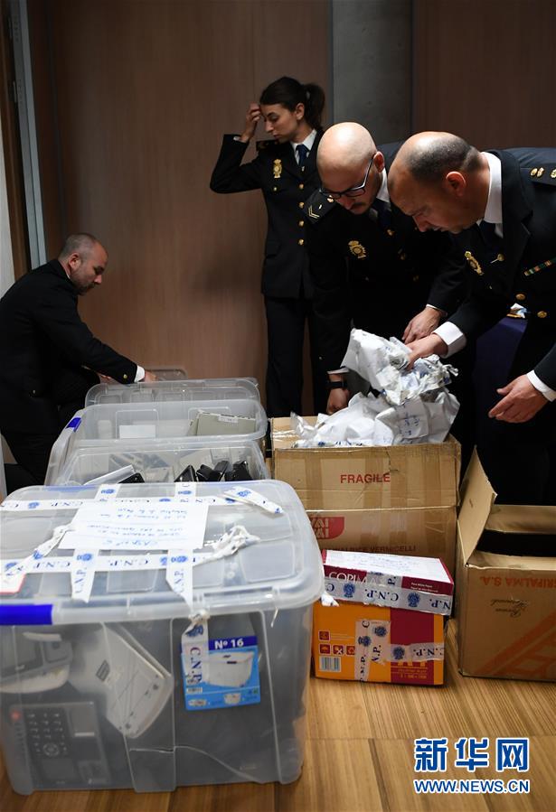 （國(guó)際&middot;圖文互動(dòng)）（2）中西警方共同舉行&ldquo;長(zhǎng)城行動(dòng)&rdquo;證據(jù)移交儀式 