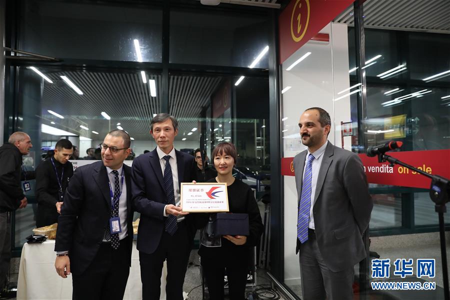 （國際&middot;圖文互動(dòng)）中國女游客成為羅馬菲烏米奇諾機(jī)場今年第1500萬位到港旅客