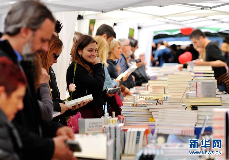 (國(guó)際·圖文互動(dòng))(2)通訊:花香馥郁 書香怡人——記西班牙巴塞羅那圣喬治節(jié)