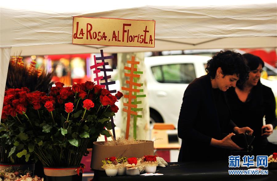 (國(guó)際·圖文互動(dòng))(4)通訊:花香馥郁 書香怡人——記西班牙巴塞羅那圣喬治節(jié)