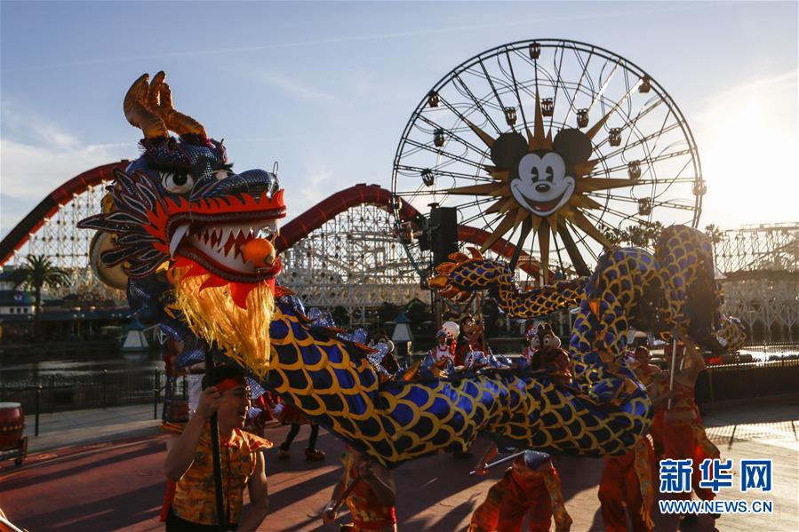 （國際&middot;圖文互動）（3）通訊：美國迪士尼加州冒險(xiǎn)樂園紅紅火火迎鼠年