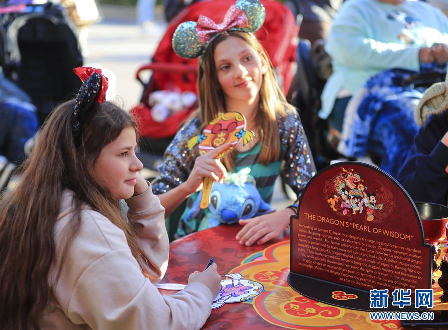 （國際&middot;圖文互動）（5）通訊：美國迪士尼加州冒險(xiǎn)樂園紅紅火火迎鼠年