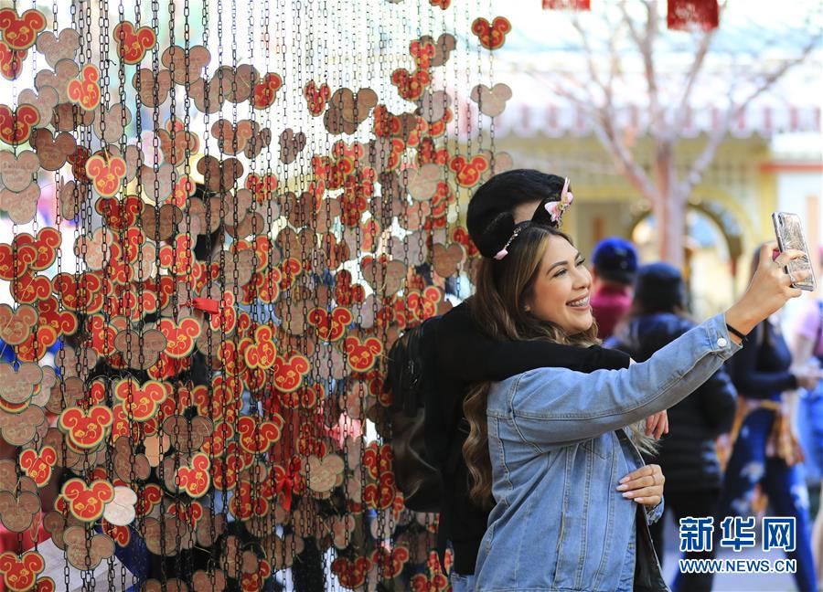 （國際&middot;圖文互動）（6）通訊：美國迪士尼加州冒險(xiǎn)樂園紅紅火火迎鼠年