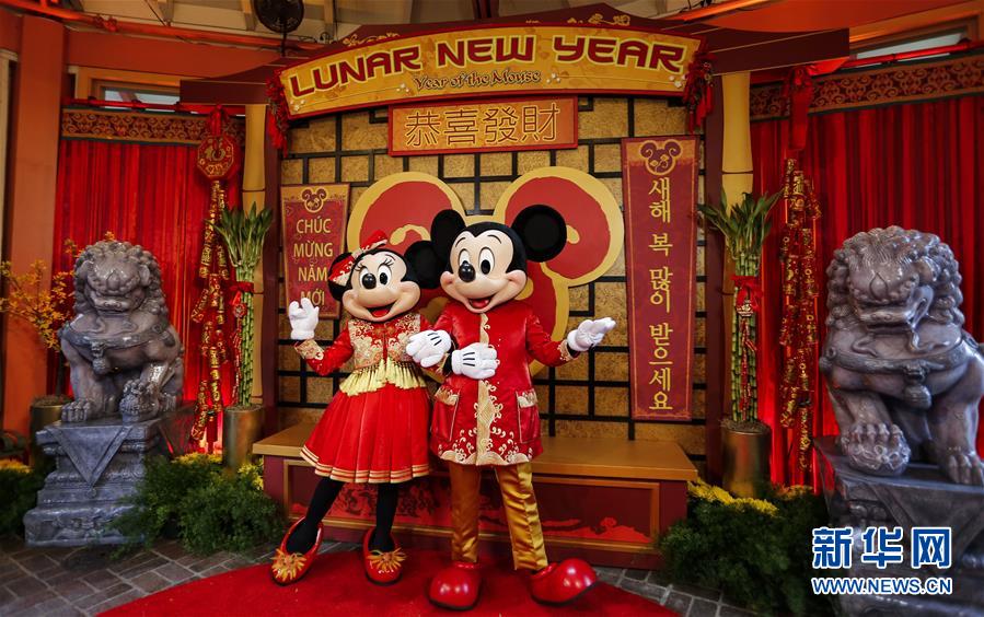 （國際&middot;圖文互動）（7）通訊：美國迪士尼加州冒險(xiǎn)樂園紅紅火火迎鼠年