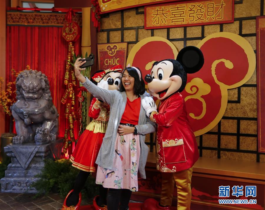 （國際&middot;圖文互動）（8）通訊：美國迪士尼加州冒險(xiǎn)樂園紅紅火火迎鼠年