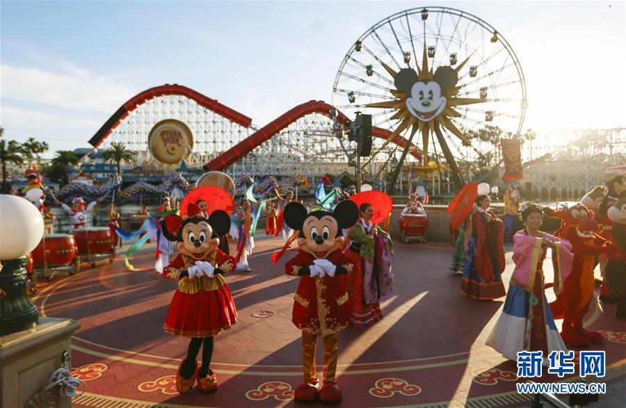 （國際&middot;圖文互動）（10）通訊：美國迪士尼加州冒險(xiǎn)樂園紅紅火火迎鼠年