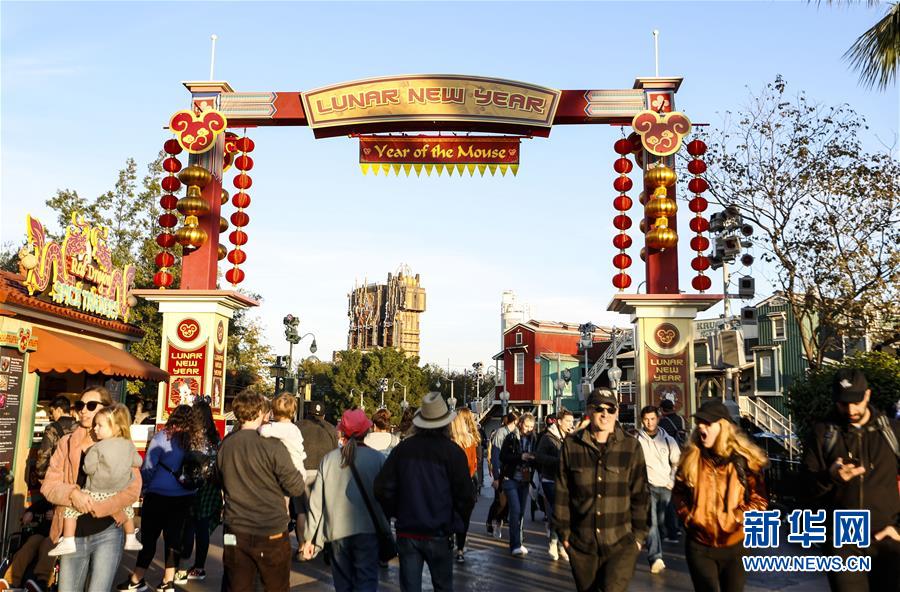 （國際&middot;圖文互動）（11）通訊：美國迪士尼加州冒險(xiǎn)樂園紅紅火火迎鼠年