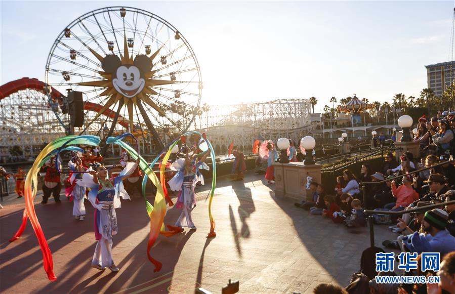 （國際&middot;圖文互動）（12）通訊：美國迪士尼加州冒險(xiǎn)樂園紅紅火火迎鼠年