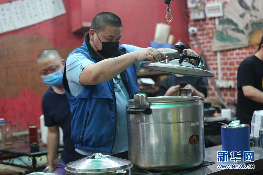 （國際疫情 &middot;圖文互動(dòng)）（1）通訊：加德滿都中國人奉獻(xiàn)的&ldquo;愛心便當(dāng)&rdquo;