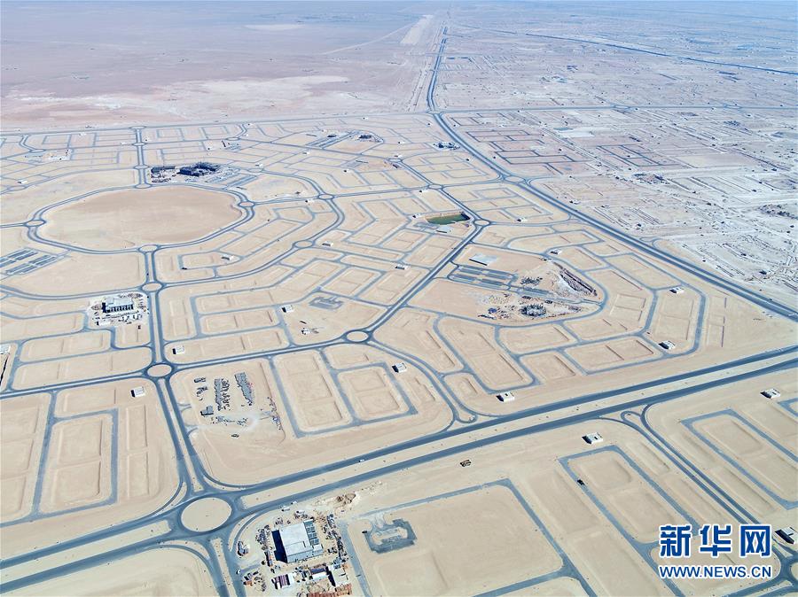 （國(guó)際疫情&middot;圖文互動(dòng)）（5）通訊：防疫、生產(chǎn)兩不誤，沙漠現(xiàn)&ldquo;棋盤&rdquo;&mdash;&mdash;記中企承建科威特住房基建項(xiàng)目