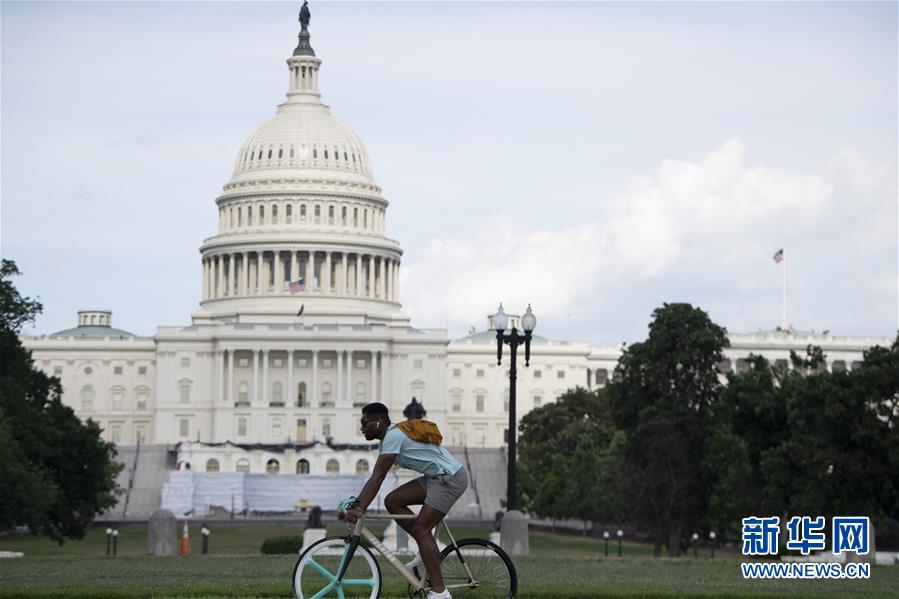 (國(guó)際疫情)(2)美國(guó)單日新增病例數(shù)超4萬 近期病例年輕人居多