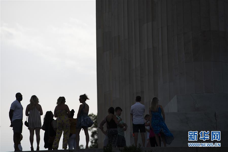 (國(guó)際疫情)(4)美國(guó)單日新增病例數(shù)超4萬 近期病例年輕人居多