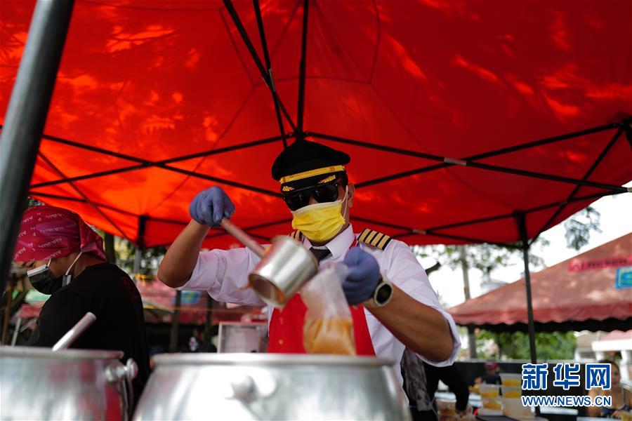 （國(guó)際&middot;圖文互動(dòng)）（6）通訊：前方總有機(jī)遇&mdash;&mdash;記馬來西亞一位飛行員疫情下擺攤再就業(yè)