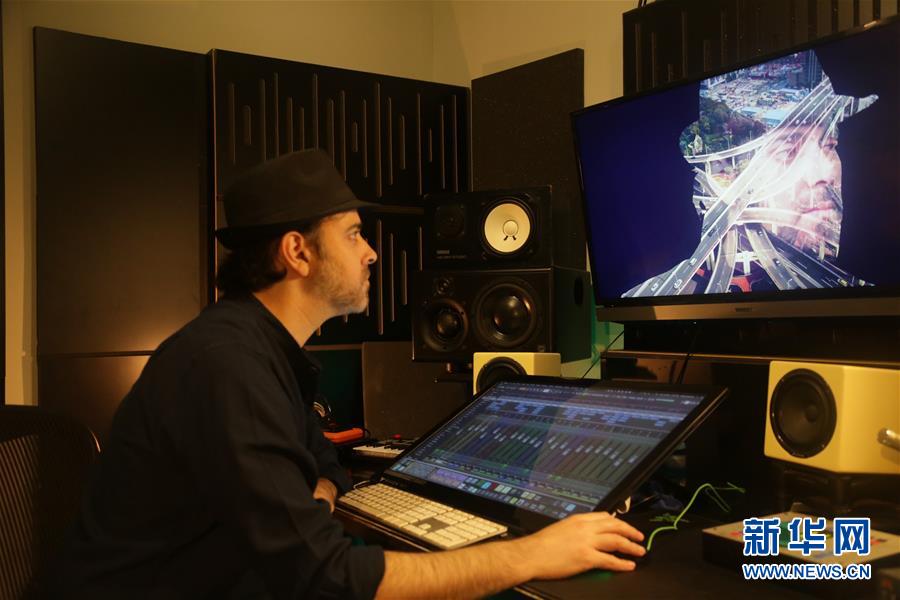 (海外抗疫故事·圖文互動(dòng))(2)通訊:用原創(chuàng)音樂(lè)支持中國(guó)抗擊新冠疫情的以色列歌手