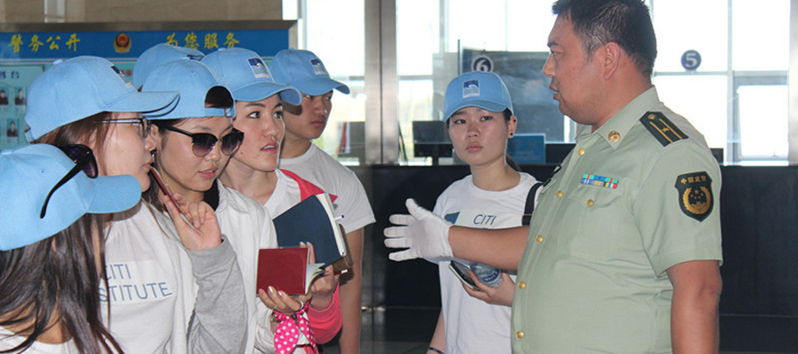 內(nèi)蒙古二連浩特邊檢站為蒙古國學生提供優(yōu)質(zhì)通關(guān)服務