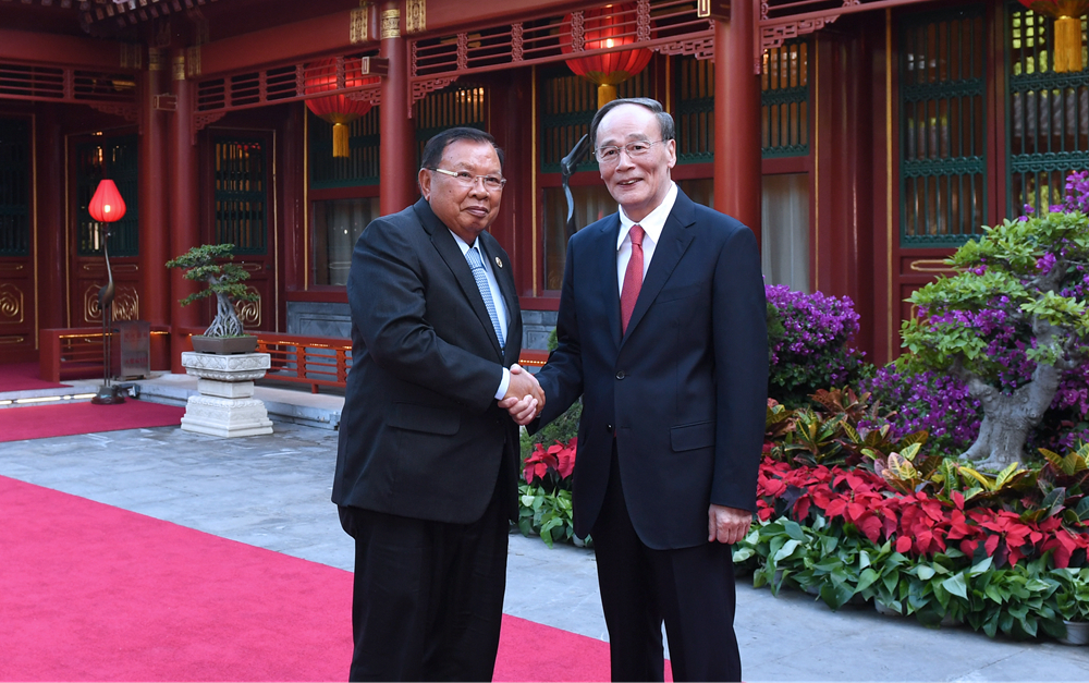 王岐山會見老撾人民革命黨中央總書記、國家主席本揚(yáng)