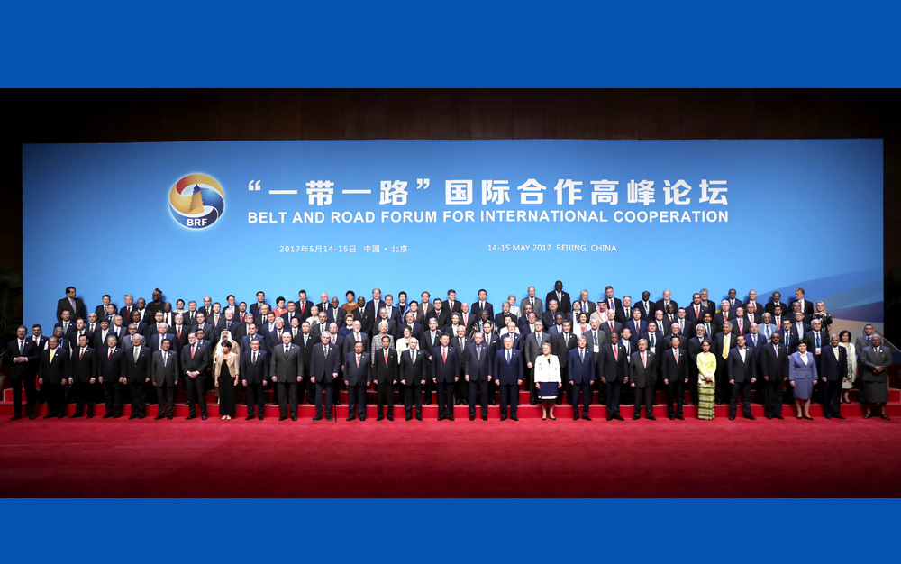 習近平同出席&ldquo;一帶一路&rdquo;國際合作高峰論壇的代表們合影