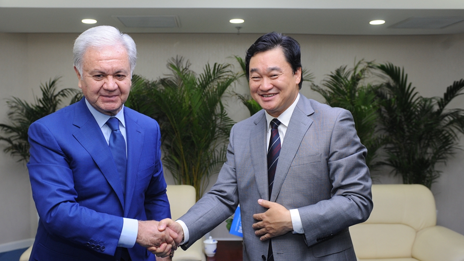 新華網(wǎng)董事長(zhǎng)、總裁田舒斌與上海合作組織秘書(shū)長(zhǎng)阿利莫夫親切握手