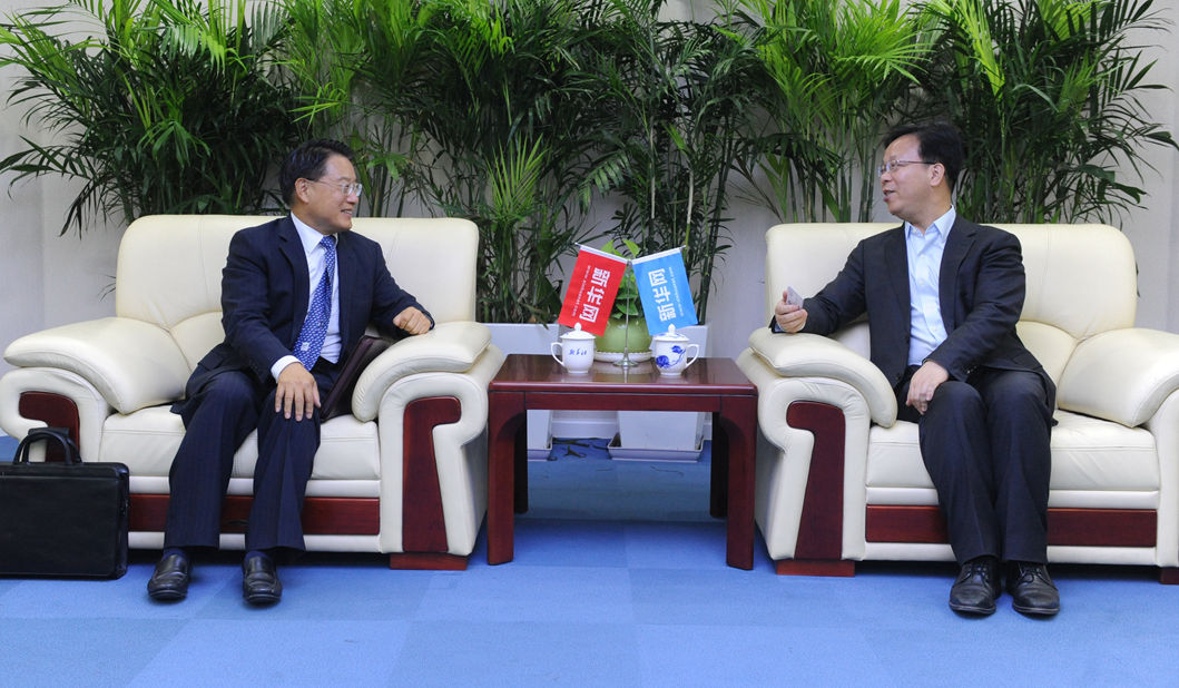 新華網(wǎng)黨委常委、副總編輯劉加文在訪談前會見李勇