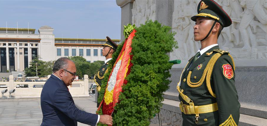 巴布亞新幾內(nèi)亞總理奧尼爾向人民英雄紀(jì)念碑敬獻花圈