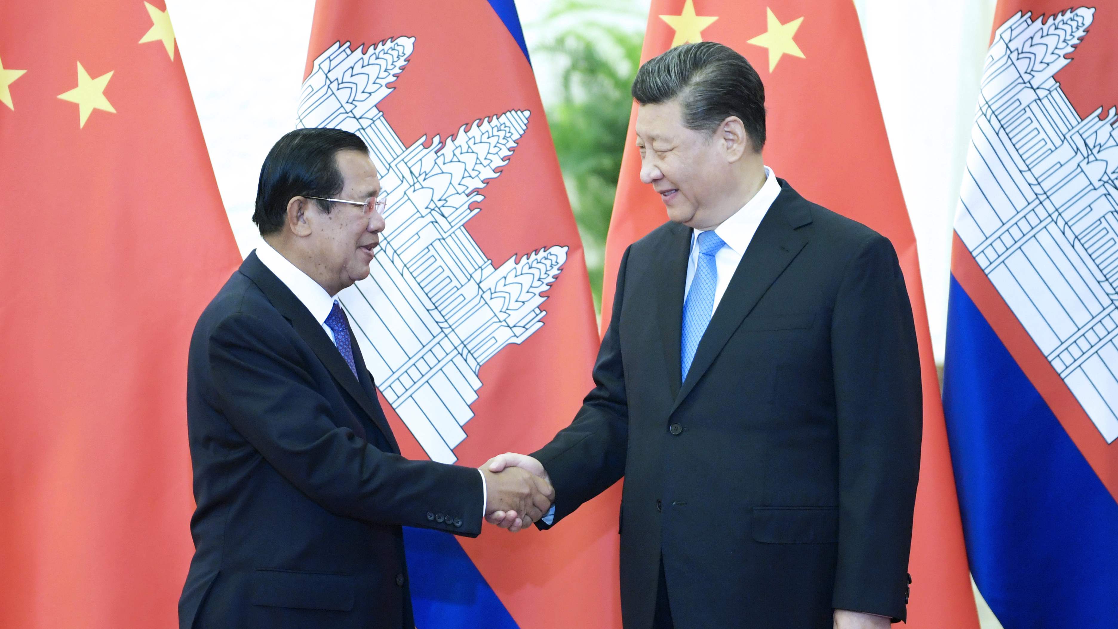 習(xí)近平會見柬埔寨首相洪森