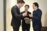 新華網(wǎng)總裁田舒斌向荷蘭首相馬克&middot;呂特贈送禮物