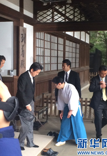 安倍為何不顧?quán)彿磳?duì)，執(zhí)意參拜？