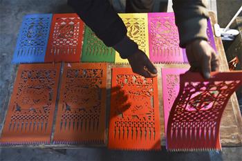 山東日照：手工制作&ldquo;過(guò)門箋&rdquo;