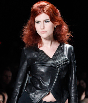 俄美女間諜現(xiàn)身T臺(tái)秀場成全場亮點(diǎn)