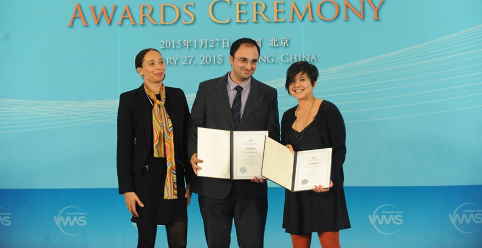 約莉薩&middot;法赫萊女士為新媒體報(bào)道獎提名者頒獎